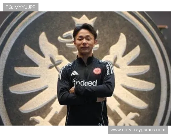 小杉启太加盟法兰克福后首训，左路往返能力展示